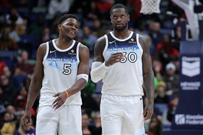سجل فريق Timberwolves 10 رميات ثلاثية في الشوط الأول وما زال يتابع الحركة. جمع إدواردز وراندال 29 نقطة.