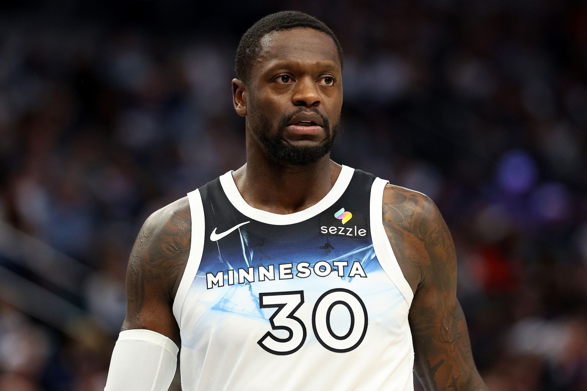 سجل ثلاثة أعضاء من فريق Timberwolves بأرقام مزدوجة في الشوط الأول، لكن إدواردز حصل على 5 نقاط فقط وتمريرتين حاسمتين.